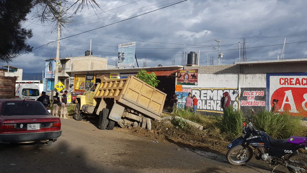 HdezTorres1's tweet photo. #Alerta @CFE_Contigo negocios y casas dañadas (sin servicio de energía eléctrica en zona conurbada de #Oaxaca debido a percance vial. Los hechos en #carretera #Xoxo #Zaachila a la altura de #Cruzblanca, mpio de #Cuilapan @ManuelBartlett @alejandromurat @lopezobrador_ @CFEmx https://t.co/mJscS1DFp2