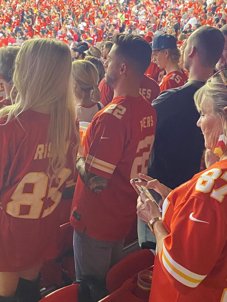 kc1chiefs's tweet photo. @bobfescoe need to have another jersey etiquette lesson. #rison #peters https://t.co/nuv3wpv8S6