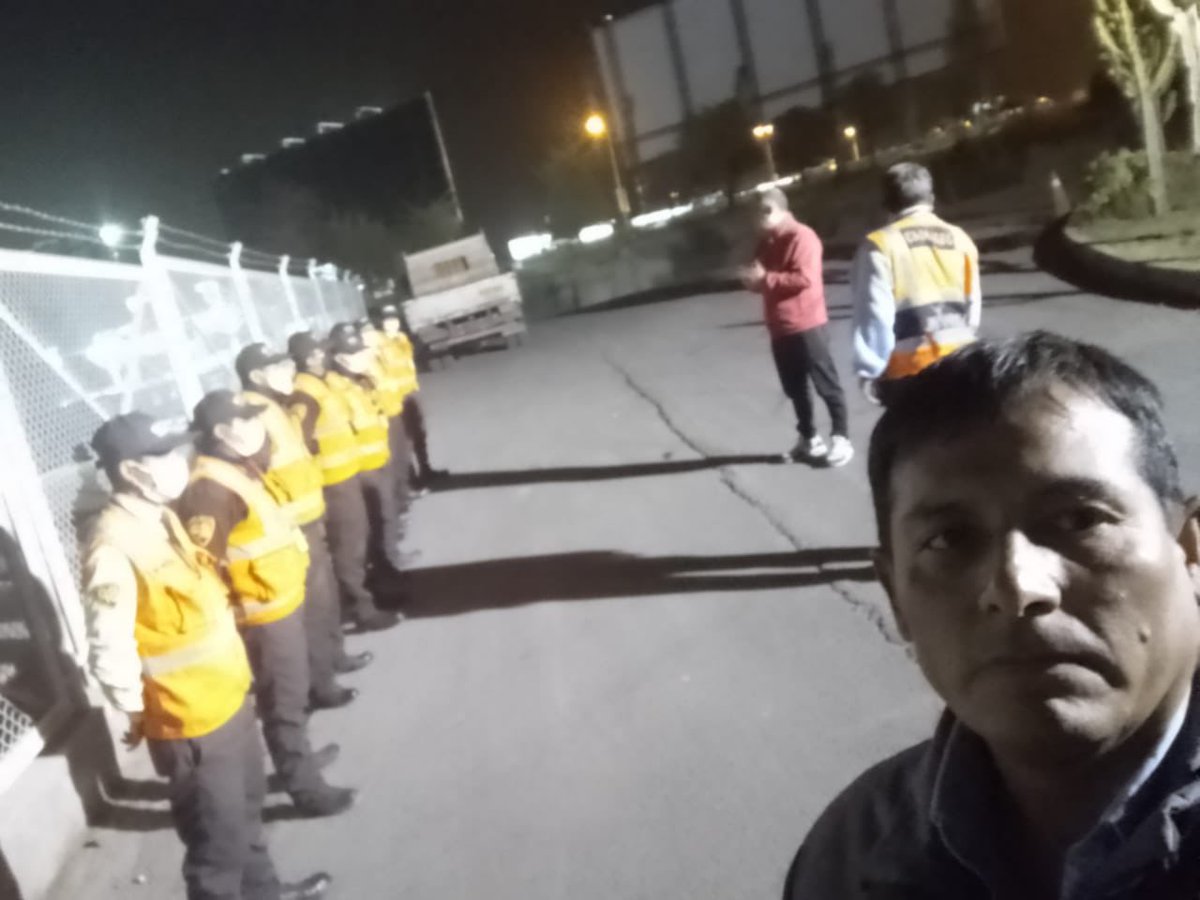 mloyola99's tweet photo. Después de un días en las operaciones en Arequipa toca volver a nuestra base central pero no sin dejar de saludar a nuestros #liderman del Aeropuerto. Motivando y agradeciendo su #compromiso y #vocacióndeservicio. @ClaudiaPuigC @Regionalsur1 @OBASA80 @romero_berardo https://t.co/QmgE0SIajh