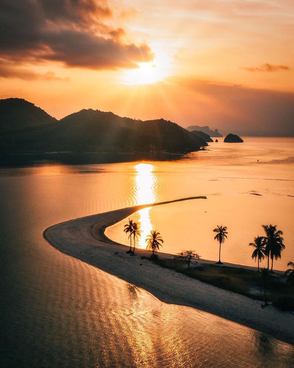 Travelmates_'s tweet photo. من الجزر الجميلة في #تايلند 🇹🇭
👈🏻جزيرة كو ياو ياي 👉🏻
تقع في منتصف الطريق بين بوكيت وكرابي
تمتاز بموقعها المثالي في وسط خليج فانغ نغا🏝
بعيدا عن صخب المدن
تتميز بالطبيعة الخلابة والشواطئ الساحرة
مع توفر مجموعة من الأنشطة والرياضات المائية لجميع الاعمار🌊🐠🤽‍♀️ https://t.co/p3Oh50O4zJ