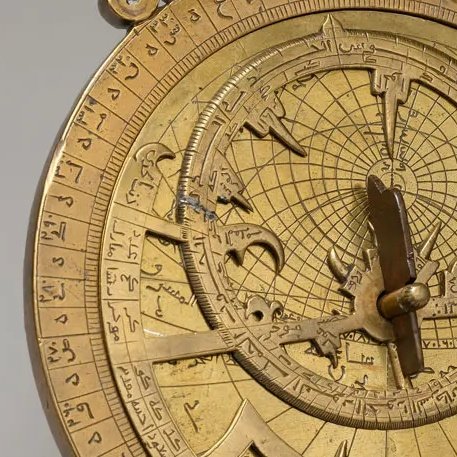 시데레우스 무대 아무래도 아스트롤라베인것 같아서
왜 아무도 나에게 시데 무대가 거대한 천문관측기구라는걸 말해주지 않았어
왜 아무도 케플러가 살아나를 노래하는 무대가 거대한 천문관측기구라는걸 말해주지 않았어