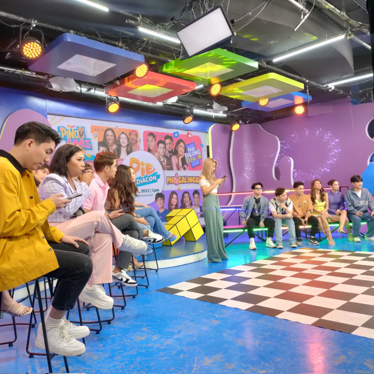 iampieofficial's tweet photo. Mga katroPIE, alam naming love n'yo ang PIE Jocks pero sino ang inaabangan n'yong maka-bonding virtually sa ating LIVE mediacon?

Retweet, tweet and tag n'yo sila using the hashtag: #PIEnaloMediacon! https://t.co/ziqRLjLspY