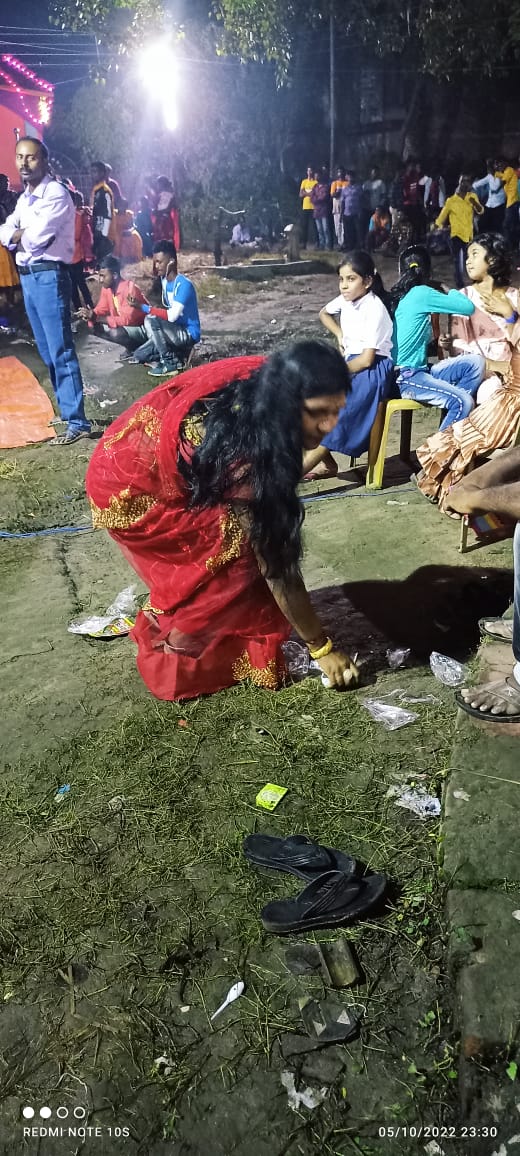 rdnss_kolkata's tweet photo. On the occasion of #CleanIndia2 NSS volunteers of GGDC, Kalna organised Swachhta activity in Puja pandal #SwachhBharat2022 @YASMinistry @_NSSIndia @ianuragthakur @NisithPramanik @pibyas @pankajsinghips https://t.co/yoAOSKtDZV