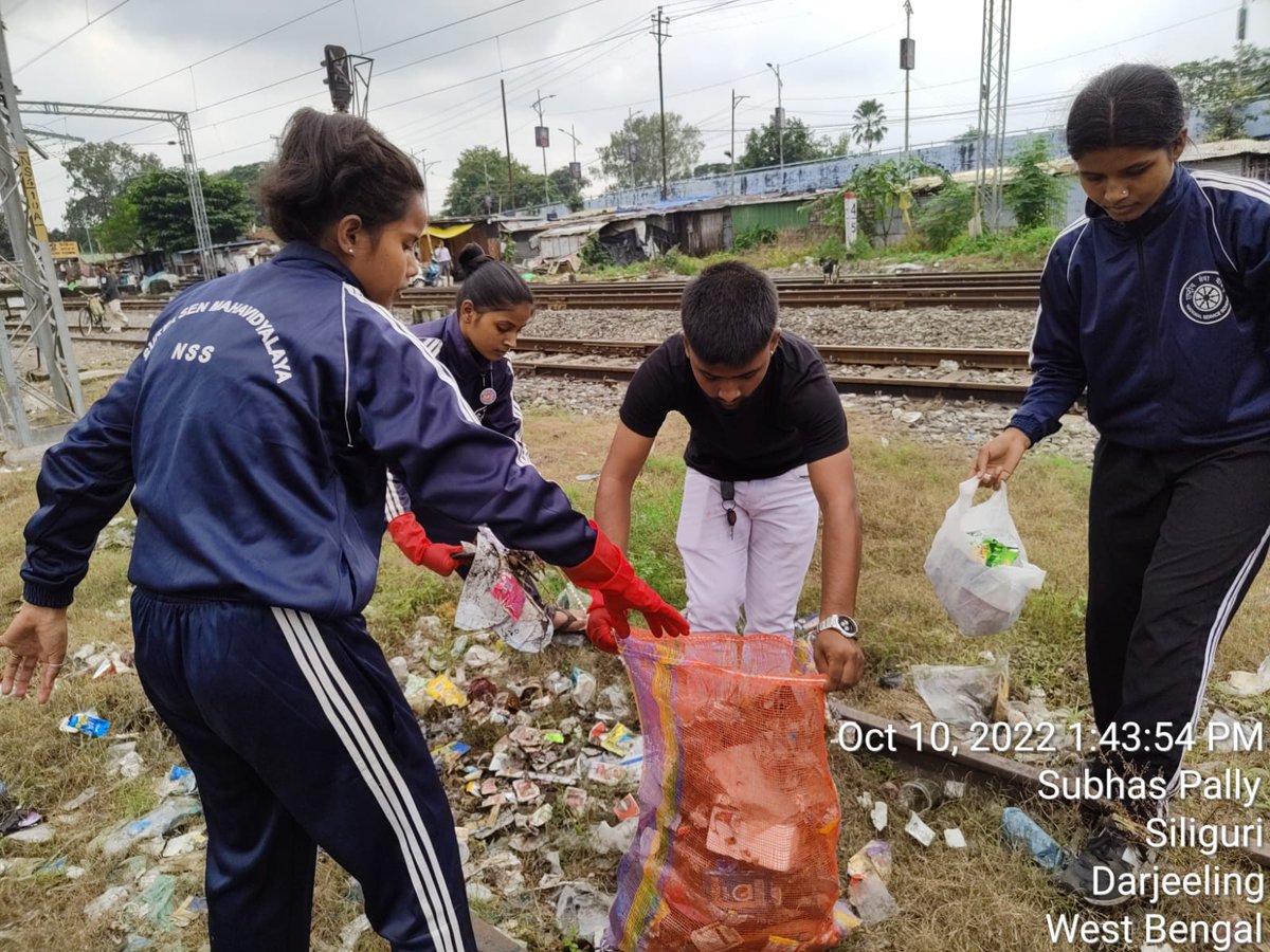 rdnss_kolkata's tweet photo. On the occasion of #CleanIndia2 NSS volunteers of Surya Sen Mahavidyalaya, Siliguri organised Swachhta activity in old Siliguri station #SwachhBharat2022 @YASMinistry @_NSSIndia @ianuragthakur @NisithPramanik @pibyas @pankajsinghips https://t.co/AYTEIYhkaj