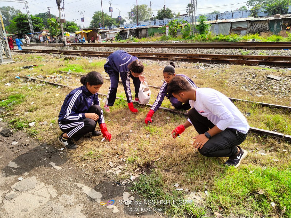 rdnss_kolkata's tweet photo. On the occasion of #CleanIndia2 NSS volunteers of Surya Sen Mahavidyalaya, Siliguri organised Swachhta activity in old Siliguri station #SwachhBharat2022 @YASMinistry @_NSSIndia @ianuragthakur @NisithPramanik @pibyas @pankajsinghips https://t.co/AYTEIYhkaj