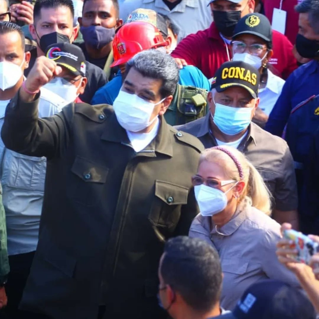 Soykarinacarpio's tweet photo. Gracias Presidente @NicolasMaduro nuestro pueblo lo recibe con mucho amor y cariño, gracias por acompañarnos en medio de este dolor ¡Gracias, Mil Gracias! 

Dios le Bendiga! 🙏🏻 https://t.co/uHfRESZ765