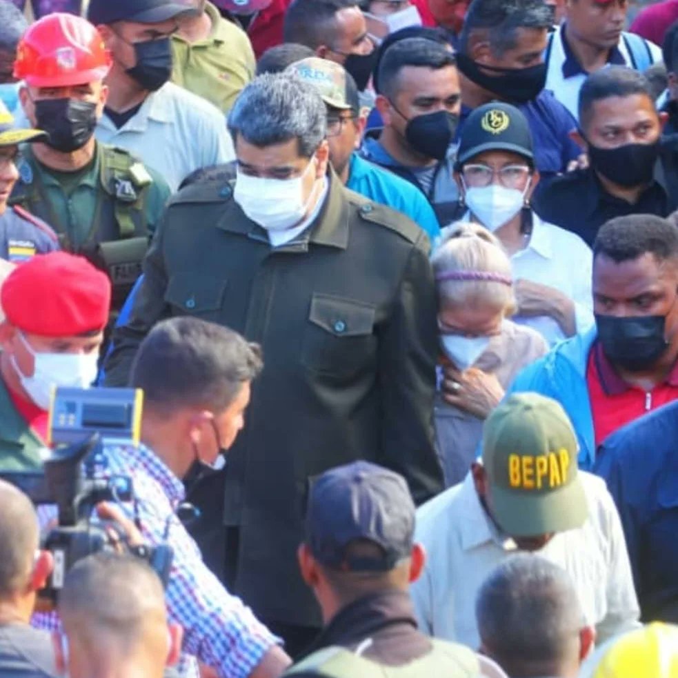 Soykarinacarpio's tweet photo. Gracias Presidente @NicolasMaduro nuestro pueblo lo recibe con mucho amor y cariño, gracias por acompañarnos en medio de este dolor ¡Gracias, Mil Gracias! 

Dios le Bendiga! 🙏🏻 https://t.co/uHfRESZ765