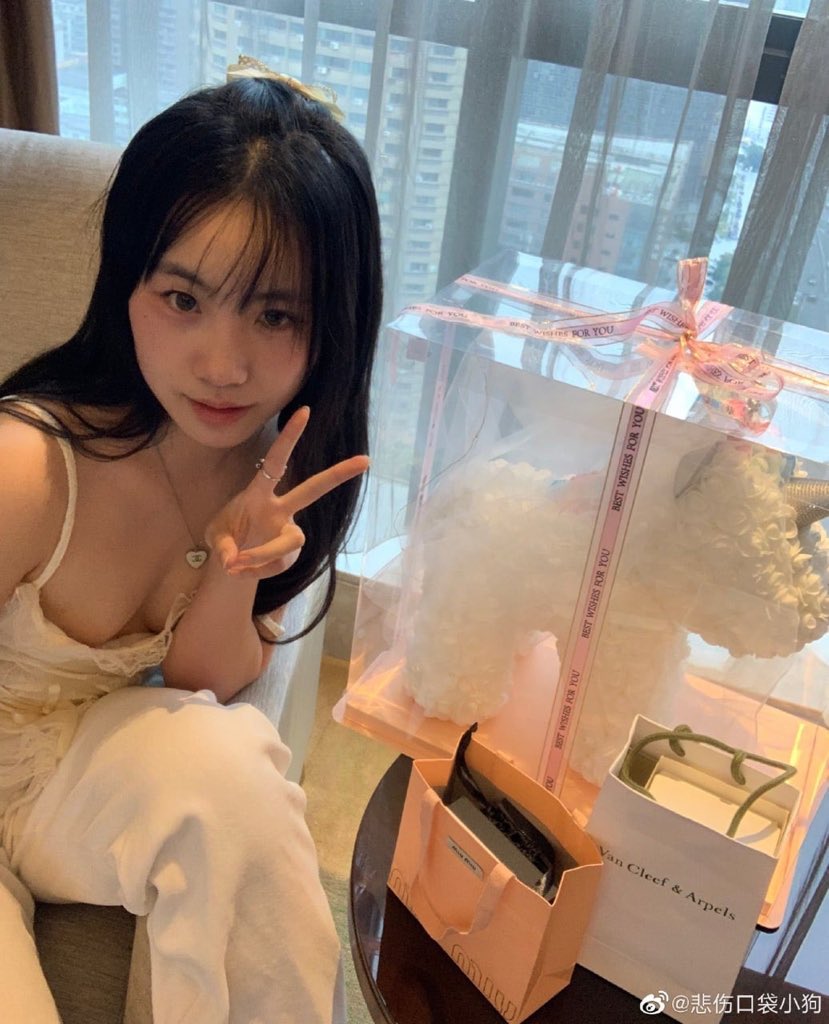lingling4012's tweet photo. 武汉大一学妹，长发飘飘青春的小姑娘，青春期被开发，男友投稿，照片120张，视频56段。记录了和男友从第一次到现在的反差，投稿者和这个学妹在一起第七天破她chu，现在记录了两个月此女的变化 https://t.co/okUZ4UIB6l