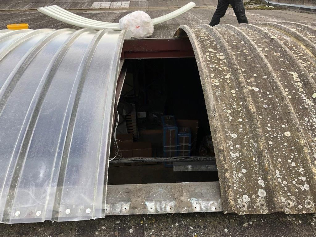 VitetCouverture's tweet photo. Remplacement de plaques polyester cintrées sur des bâtiments industriels https://t.co/rKIeDJoAkk
