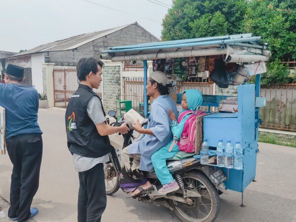 ZakatSukses's tweet photo. Terjadi Lagi! Pedagang di Bojongsari Kena Bogem ✨
Zakat Sukses kembali mem-Bogem pedagang. Kali ini, di Kawasan Bojongsari Kota Depok yang menjadi sasarannya.
Baca berita selengkapnya melalui : https://t.co/neXPuggqYD
#Bogem #BorongDagangan #sosial #RENJUN #Shopee1010xZeeNuNew https://t.co/PVGqOdlB8J