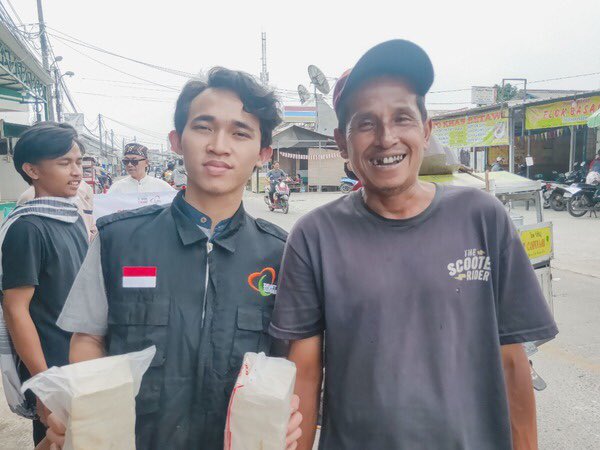 ZakatSukses's tweet photo. Terjadi Lagi! Pedagang di Bojongsari Kena Bogem ✨
Zakat Sukses kembali mem-Bogem pedagang. Kali ini, di Kawasan Bojongsari Kota Depok yang menjadi sasarannya.
Baca berita selengkapnya melalui : https://t.co/neXPuggqYD
#Bogem #BorongDagangan #sosial #RENJUN #Shopee1010xZeeNuNew https://t.co/PVGqOdlB8J