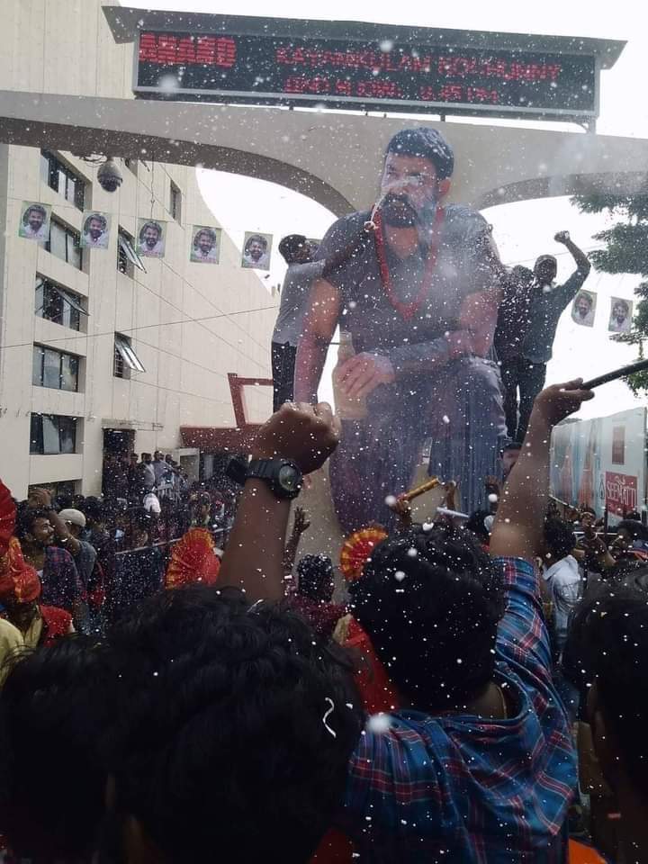 M60344819's tweet photo. 😍സിനിമയ്ക്കും മുകളില് ആഘോഷിക്കപ്പെട്ട Cameo Role ❤
ഇപ്പോഴും ഒരു മുഴുനീള സിനിമയ്ക്ക് Scope ഉള്ള ക്യാരക്ടര് ✌️
#Mohanlal 'S #PAKKI Swag😎
#4YearsOfPakkiSwag🗡️🔥
@Mohanlal https://t.co/HGKoQkwIEi