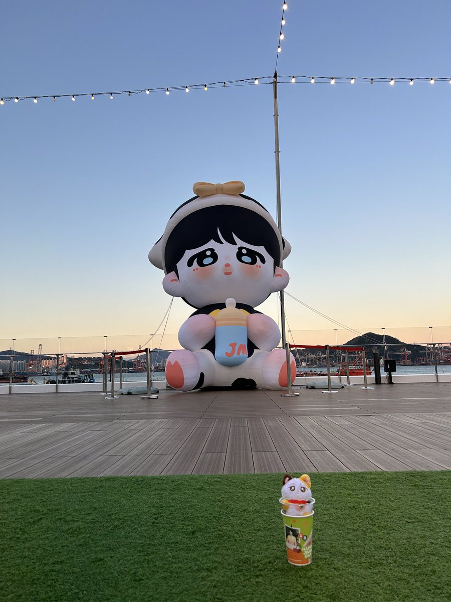 imagine getting off the jimin bus in front of the jimin pizzeria to get some jimin pizza and eat it while staring at a huge baby jimin doll