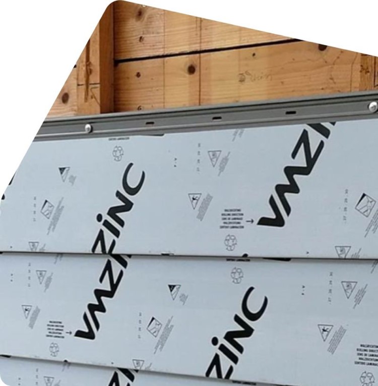 Zeit sparend und universell einsetzbar:
Stulppaneele von VMZINC sind ab sofort mit vorgestanzten Löchern und in einer Standardtiefe von 13 mm erhältlich! 
Für mehr Details besuchen Sie unsere Internetseite unter: vmzinc.com/de-de/clin