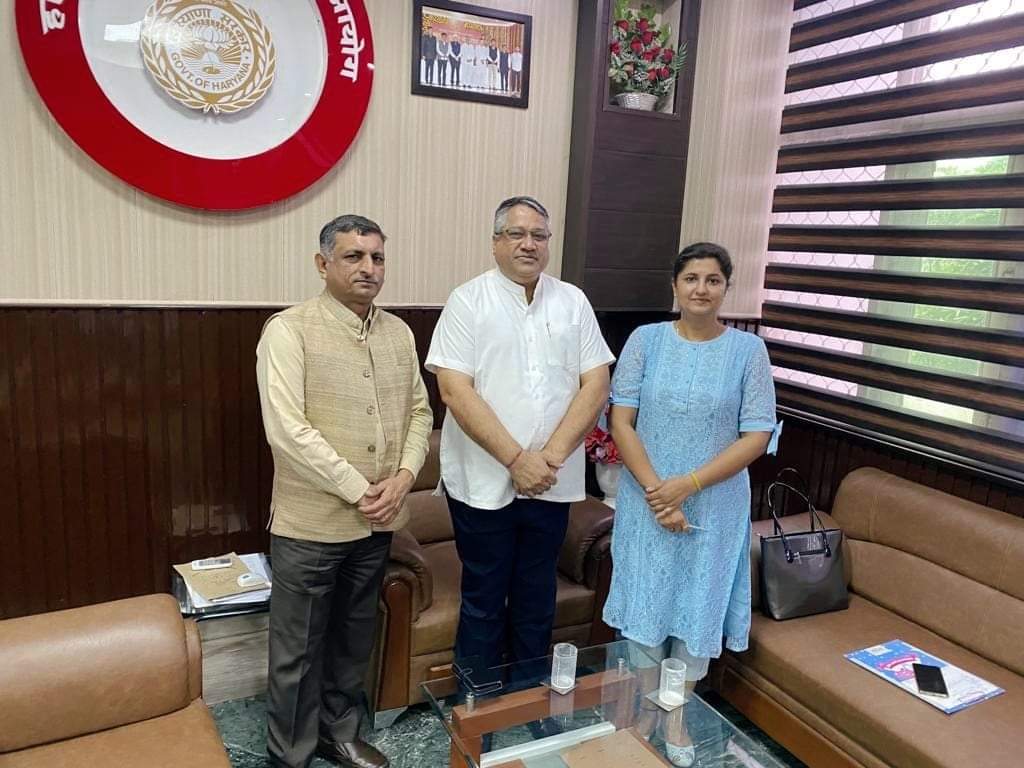 ShweDhull's tweet photo. कल HSSC चेयरमैन श्री भोपाल सिंह खदरी जी व मेंबर HSSC श्री कँवलजीत सैनी जी से मुलाक़ात हुई व कुछ बेहद गंभीर विषयों पर चर्चा.
मीटिंग सार्थक रही.
जानकारी देनी है, live आती हूँ शाम 7 बजे fb page पर ~https://t.co/NfTYlJcISh
#श्वेता_ढुल https://t.co/7nccXxDUwg