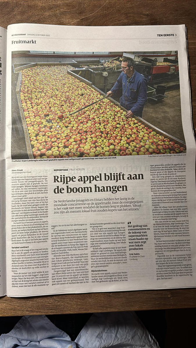 🍎-telers laten de 3e pluk aan de bomen hangen, want koeling om appels vers te bewaren is veel te duur. Supermarkten betalen geen ‘oranjebonus’ voor Hollands waar. De fruitteler zit klem! 

<a href="/volkskrant/">de Volkskrant</a> <a href="/boerschappen/">Boerschappen</a> <a href="/happyactivistnl/">The Happy Activist</a> <a href="/NFOfruit/">Nederlandse Fruittelers Organisatie</a> <a href="/NUnl/">NU.nl</a> <a href="/anp/">ANP</a> <a href="/Reuters/">Reuters</a> <a href="/NOS/">NOS</a> <a href="/ADnl/">AD.nl</a>