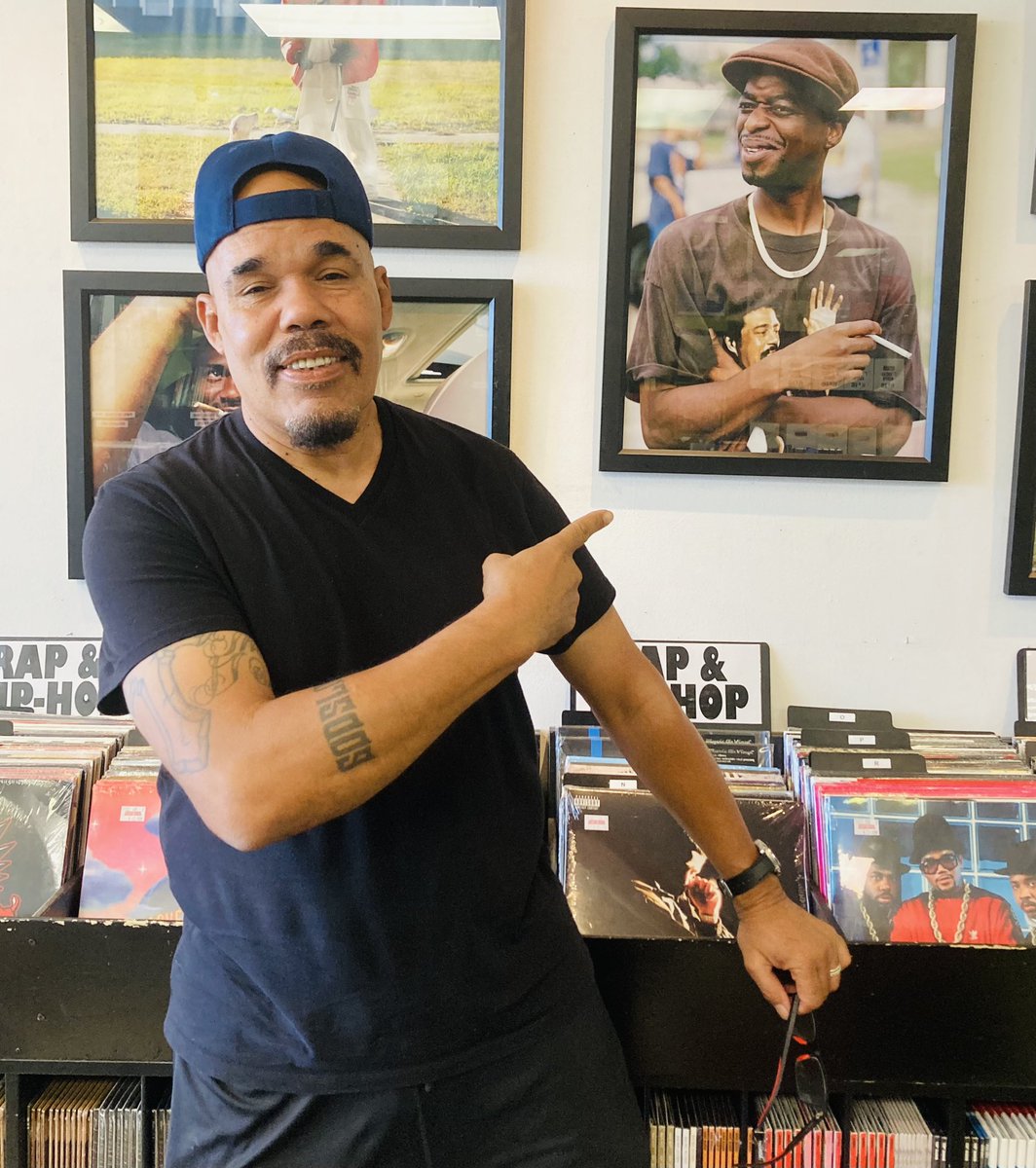 slyjohn1969's tweet photo. Digging for #vinyls today at @cactus_music saw a cool portrait of #DevinTheDude then on #TheNightcap was #Scarface @_bradjordan both would always come by and get music at #soundwarehouse back in the day.#HoustonHipHop #music #HoustonLegends https://t.co/rEaj7NpYgf