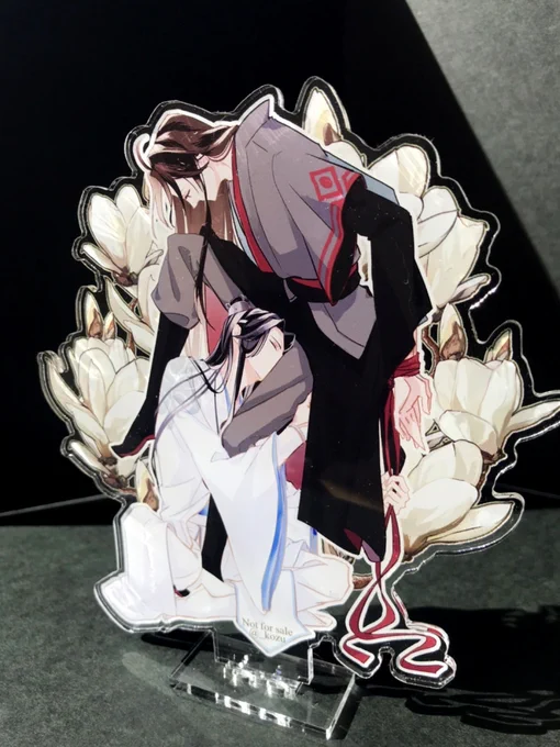 腿へのキス忘羨のアクスタできた～印刷所さんがほんと親切に原稿みてくださったおかげで、修正3回もやる羽目になったんだけど、その甲斐あって完璧な仕上がりになった～ 