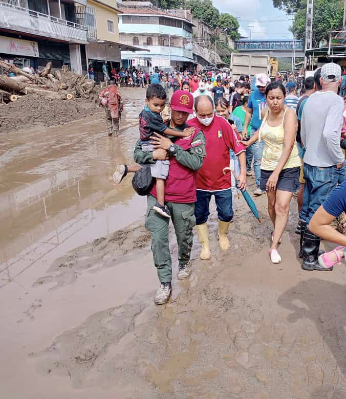 El Presidente y CJ <a href="/NicolasMaduro/">Nicolás Maduro</a> se ha colocado a la cabeza de esta gran operación para atender al pueblo de Las Tejerías en medio de esta tragedia. Como siempre, no habrá espacio donde no llegue la mano solidaria de los soldados de la #FANB. #TejeriasEstamosContigo