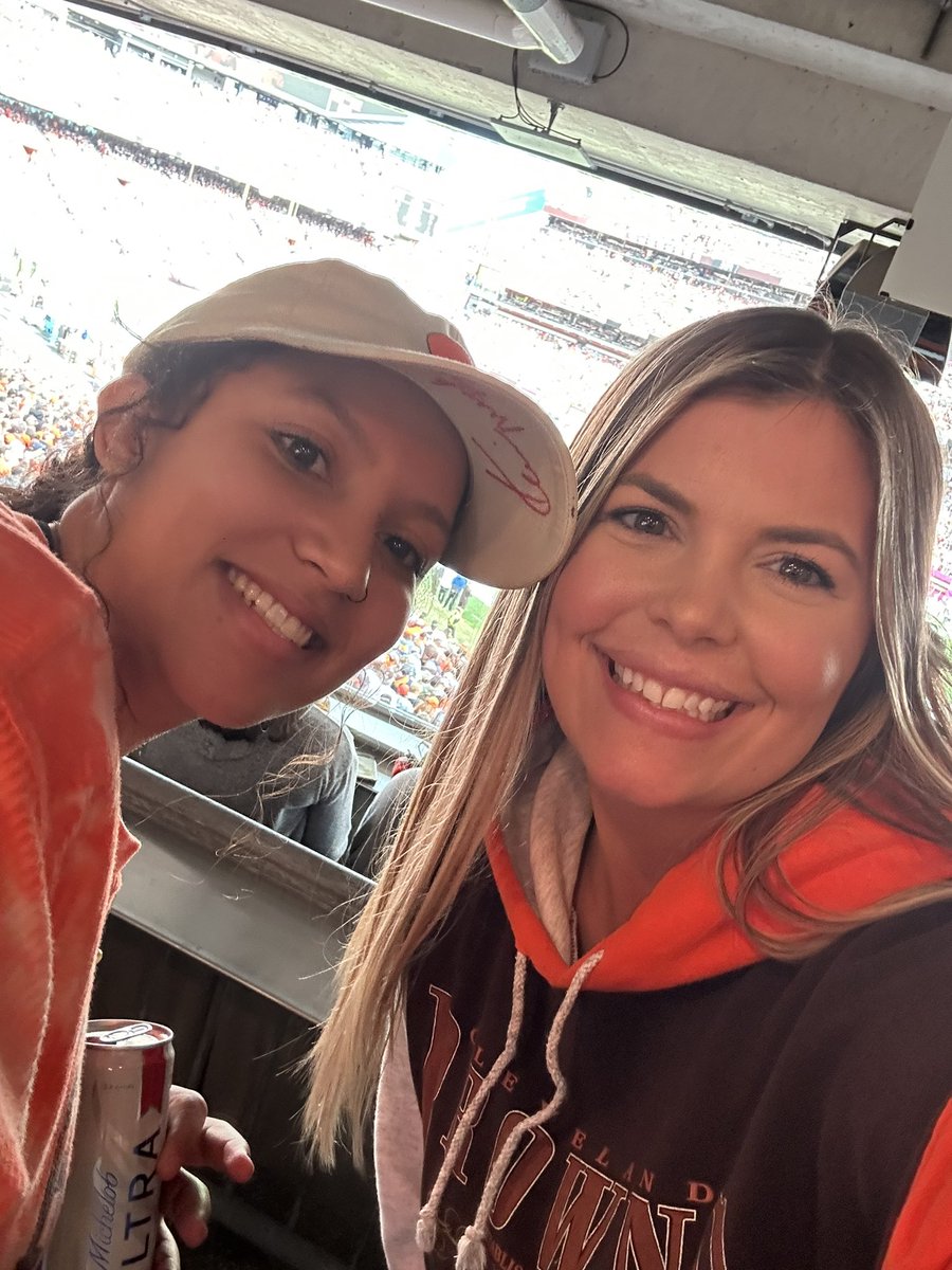 crystalsoohey's tweet photo. #twinsburgbrownsbackers #basementbars #browns @annrenee99 https://t.co/oWG2XXjkyD