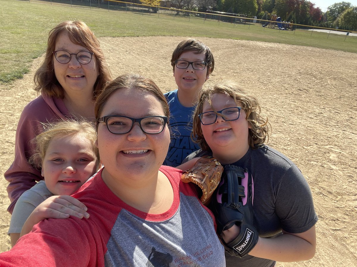 Playing some baseball, warming up for our #ALeagueOfTheirOwn Meetup this coming Saturday! ⚾️ So fun! Can’t wait for Saturday! <a href="/SparkPurpleCo/">Spark Purple</a> <a href="/evagriffs/">Eva G. 🍍🍍🤖</a>
