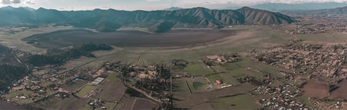 ChaSquEada's tweet photo. Esta foto la saqué de Ig de Aculeoaudivisual, una imagen de lo que fue la gloriosa laguna de Aculeo,ahora completamente seca,sin agua, sin flora y fauna, nada que hacer cuando los que se resisten son siempre los mismos. #Noessequiaessaqueo #Paine #Champa #Pintue #Aculeo https://t.co/wfpByfBZrz