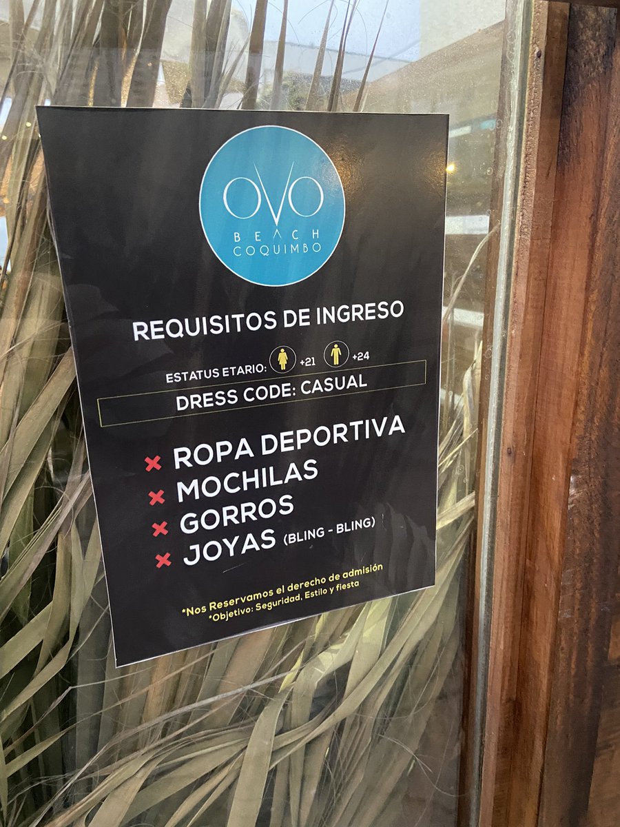 mlotito's tweet photo. Paseando por la avenida del mar me encontré con esto fuera de la ovo beach… ¿se puede discriminar de esta forma? #Coquimbo #LaSerena #enjoycoquimbo #chile https://t.co/L9zSKQChu2
