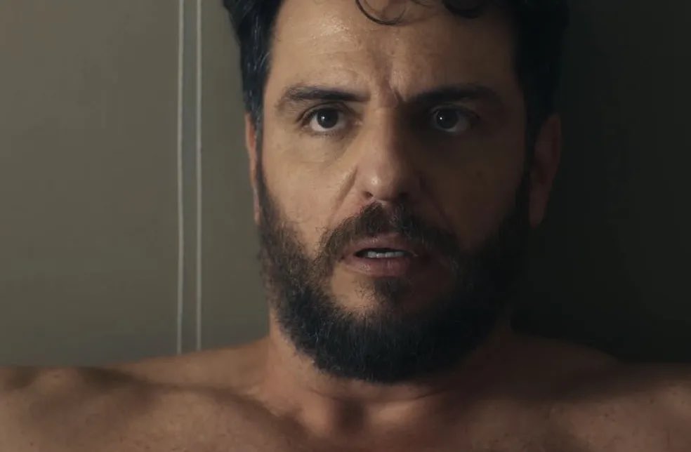 OPdaRabiolaa's tweet photo. O personagem do Rodrigo Lombardi pulando da janela do quarto igual o mc Kevin, tô passando mal #Travessia #mckevin https://t.co/fPiE3yuUdU