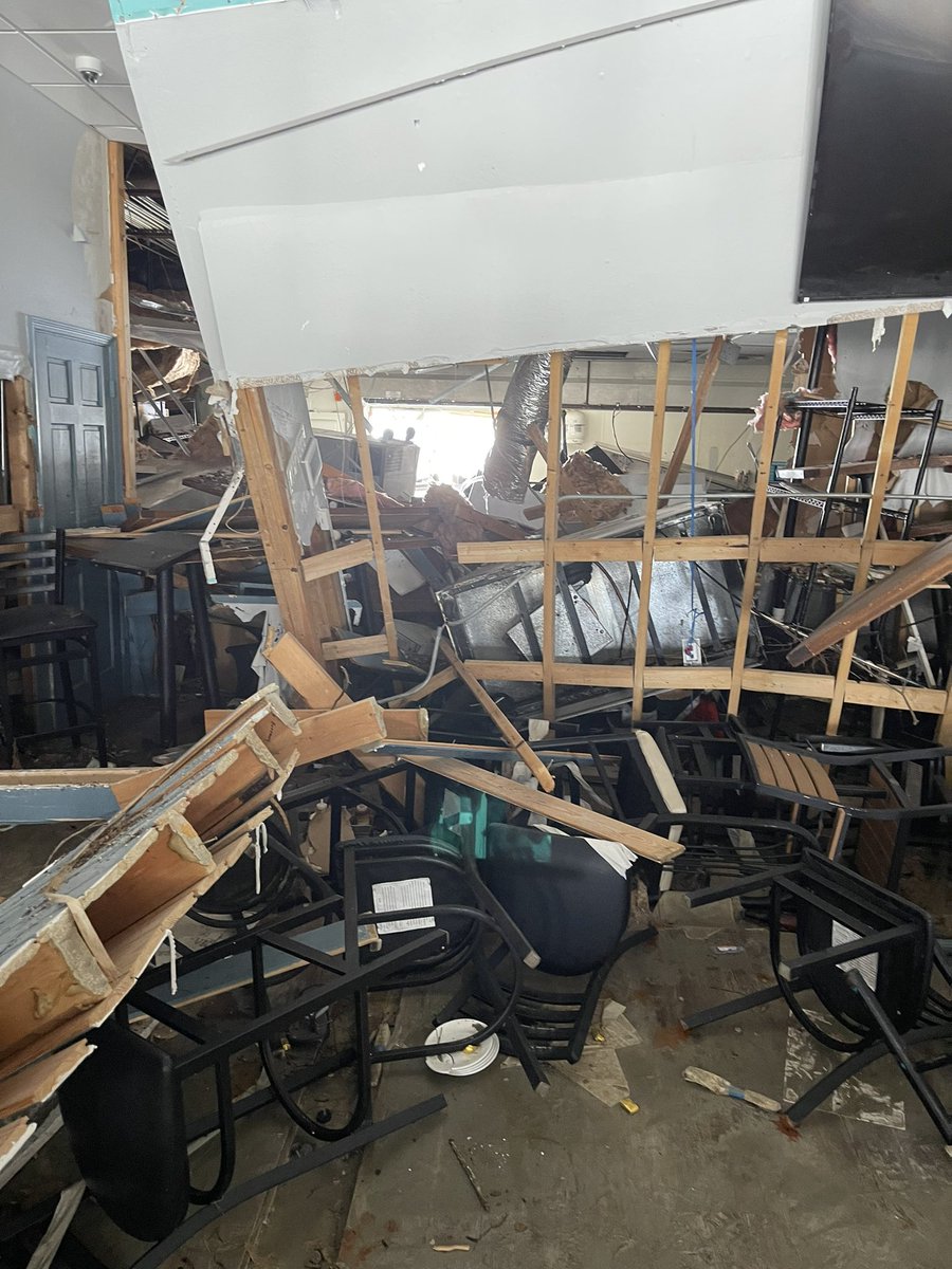 MagineSnipess's tweet photo. Gonna have to pause on the comeback… I do live in Florida and both of my parents restaurants were affected by hurricane Ian so have to take some time and hopefully rebuild. My apartment still doesn’t have internet after a week, lucky enough to have power rn. Will be back soon. https://t.co/fGLgVvGvQs