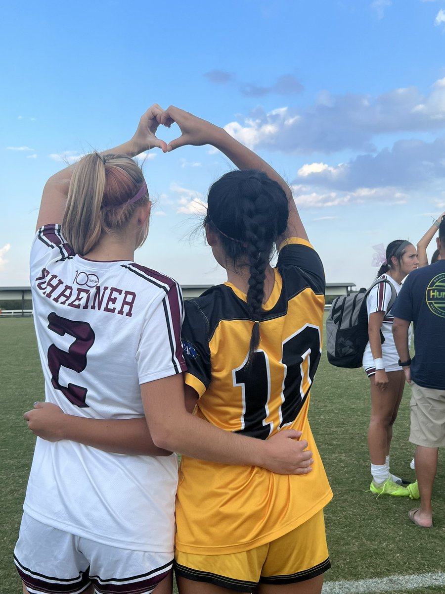ejulainne3's tweet photo. @FosterSoccer @abriannam7 @ChloeMills2021 College ⚽️ life is a great ⚽️ life!  Proud dad photo too!@MoralesPTSMedia https://t.co/sfeTEskbuP