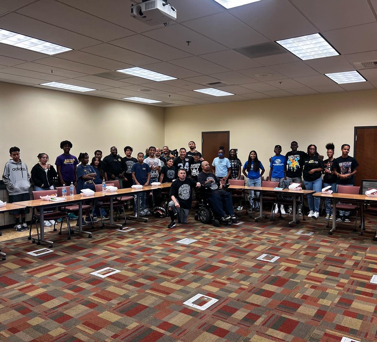 fukuburger's tweet photo. There’s no department that works harder at changing the trajectory of “at-risk” youth more than our own @lvmpdsvac @lvmpd. So it’s obvious we jumped at the chance to feed these budding stars! #LVCommunity thanks to @tonithetiger138 /@rayraynonstop 4 volunteering on their day off! https://t.co/Hw1WL6UOUJ