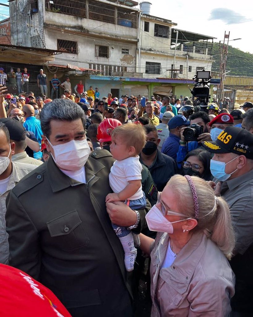 SeedinAnz's tweet photo. De interés #10deOct || El presidente Nicolás Maduro,llegó a las Tejerías, estado Aragua, para Solidarizarse con el pueblo, lugar donde se registró un deslave provocado por el desbordamiento de quebradas.
#TejeriasRenacerá https://t.co/yWGtgMuPbk
