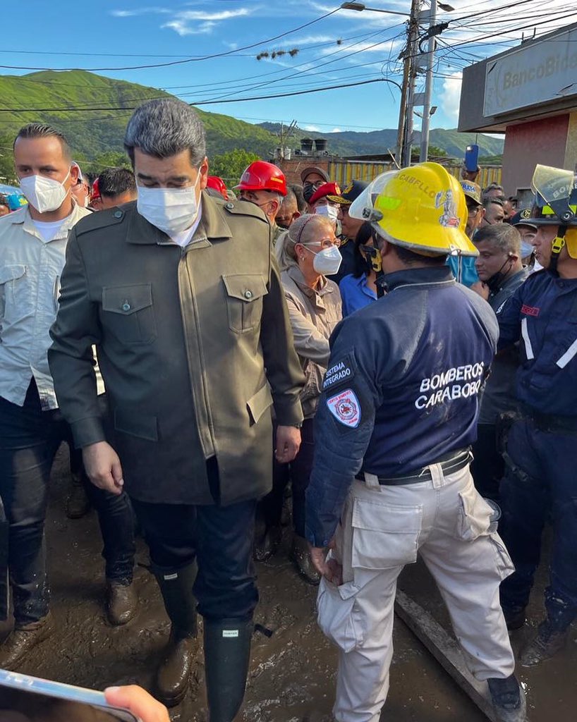 SeedinAnz's tweet photo. De interés #10deOct || El presidente Nicolás Maduro,llegó a las Tejerías, estado Aragua, para Solidarizarse con el pueblo, lugar donde se registró un deslave provocado por el desbordamiento de quebradas.
#TejeriasRenacerá https://t.co/yWGtgMuPbk