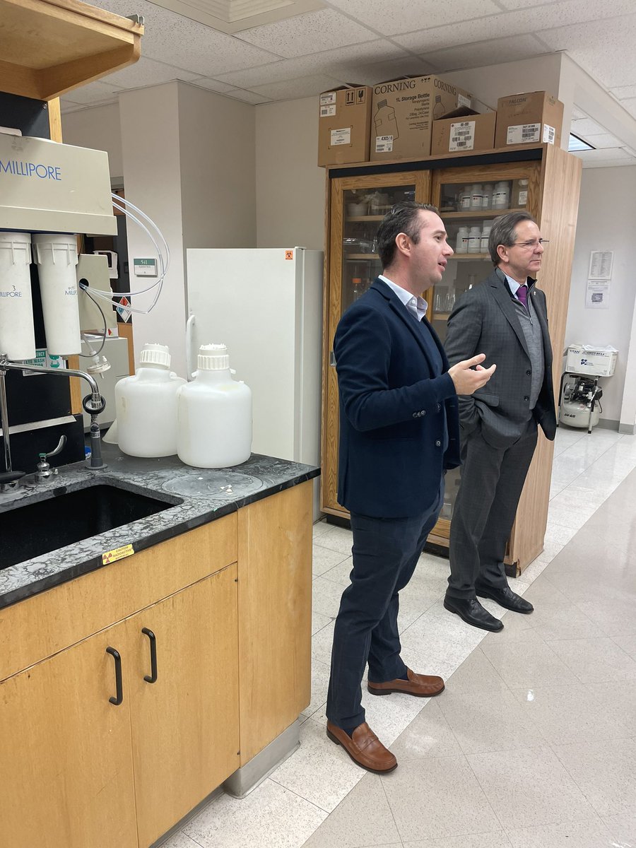 afierrog's tweet photo. Durante su visita a @ConsulmexBoston , el Embajador @emoctezumab se reunió con @DrRuizEsparza para conocer sobre las investigaciones en bio-nanotecnología que realiza en Harvard y MITpara el avance de la ciencia con el apoyo de estudiantes mexicanos.@EmbamexEUA https://t.co/l0OT1Bdzpy