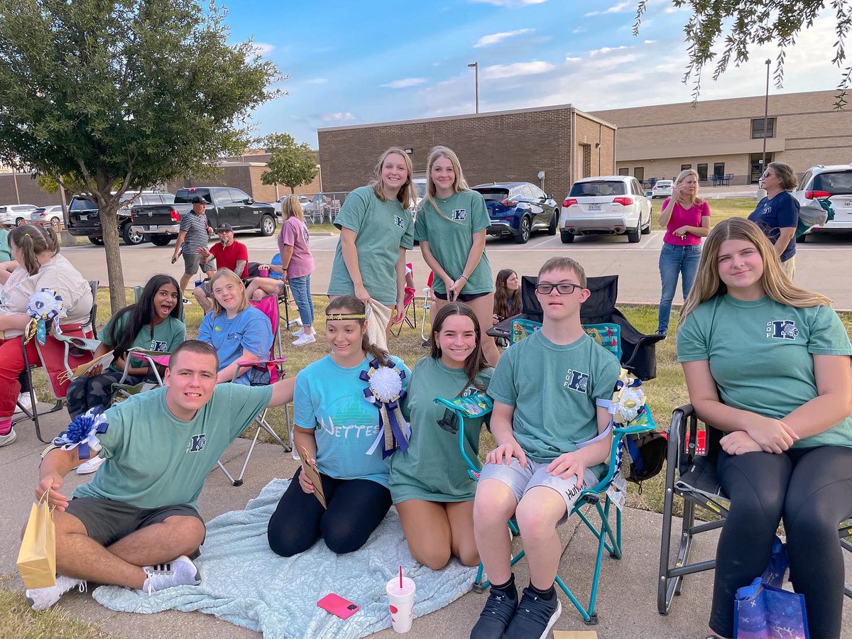 Thank you to everyone who came to watch the Hoco Parade with us! It was so fun!!!🥰🥰