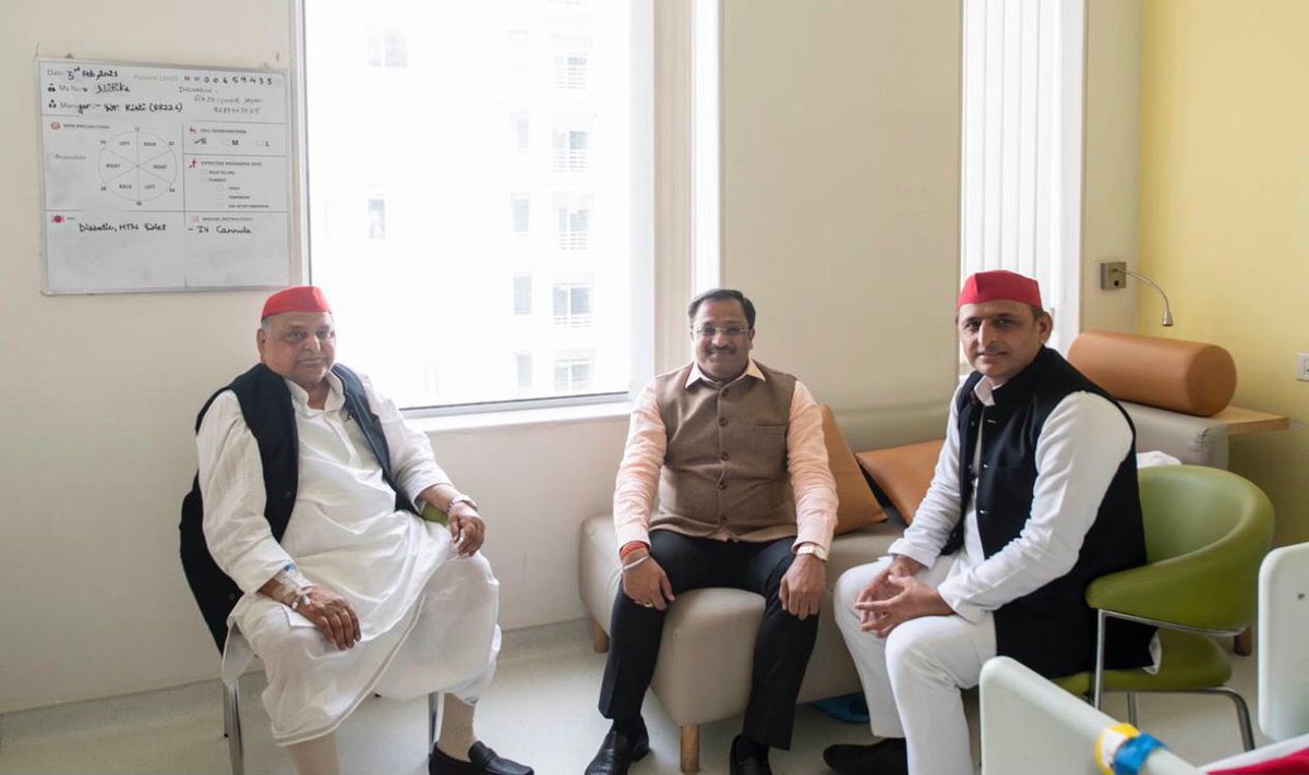 Manoj_Tibrewal's tweet photo. भावुक कर देने वाली याद: जब-जब आ��रणीय मुलायम सिंह यादव जी गंभीर रुप से बीमार पड़े तब-तब अखिलेश यादव जी के साथ गुरुग्राम के मेदांता अस्पताल जाकर नेताजी का हाल जानने का मौका मिला, नेताजी का जीवन युवाओं के लिए प्रेरणाश्रोत है कि कैसे संघर्ष के दम पर शून्य से शिखर तक पहुंचा जा सकता है https://t.co/BOfQNCOBTK