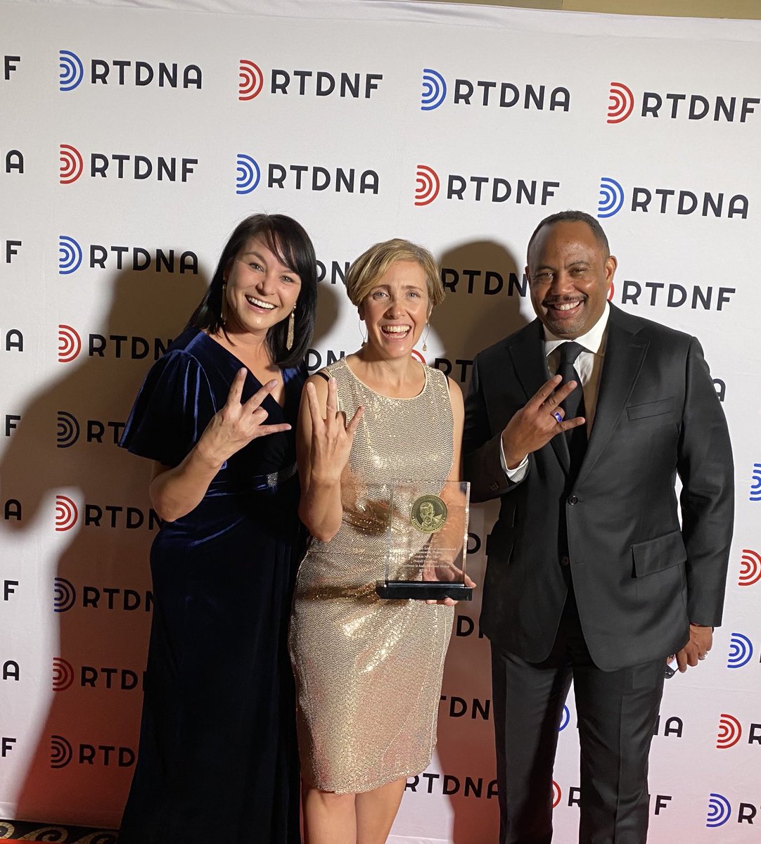 sadiebabits's tweet photo. Congrats to ⁦@Cronkite_ASU⁩ ⁦@cronkitenews⁩ for winning a NATIONAL EDWARD R MURROW for our audio news briefing CN2GO!! 🎉🥳👏🏼 ⁦A huge thanks to @caleonard⁩ ⁦&amp; @battintobattsjr⁩ for supporting our audio students &amp; making space to try new 💡 ideas! #forksup https://t.co/djnTtUDFp3