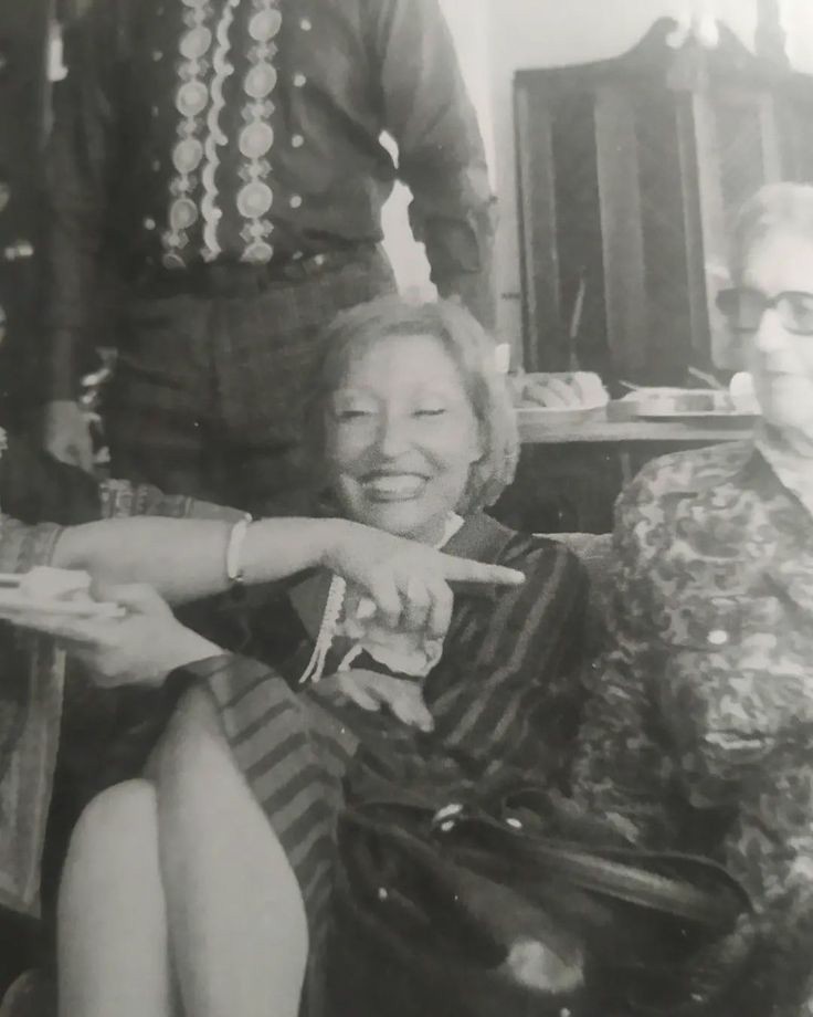 thread com todas as fotos da clarice lispector sorrindo que eu já encontrei na internet