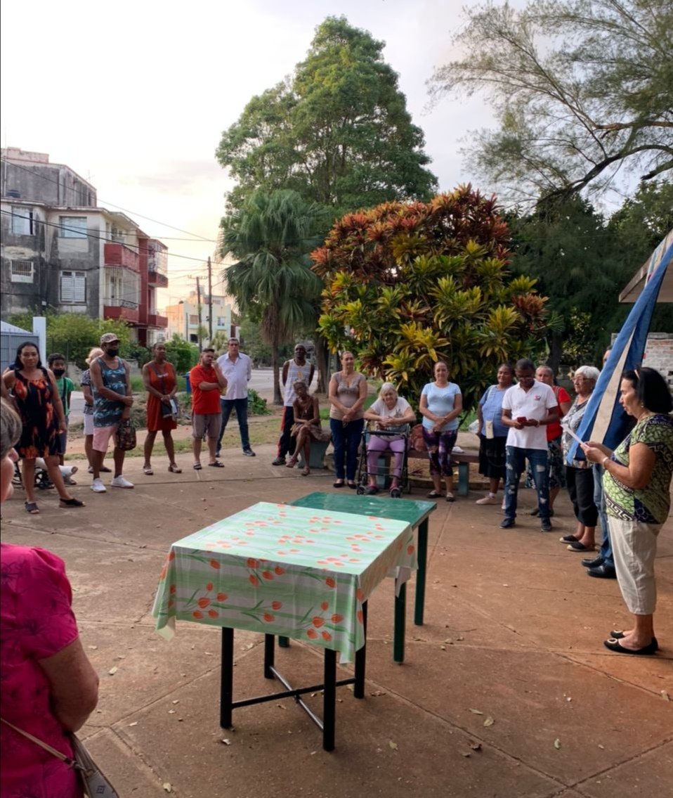 Los vecinos del #CDRCuba #3, de la Zona 10, de Playa, dieron lectura a la convocatoria al X Congreso de la organización,  en una bonita actividad. #Cuba #SoyCederista #SomosDelBarrio
