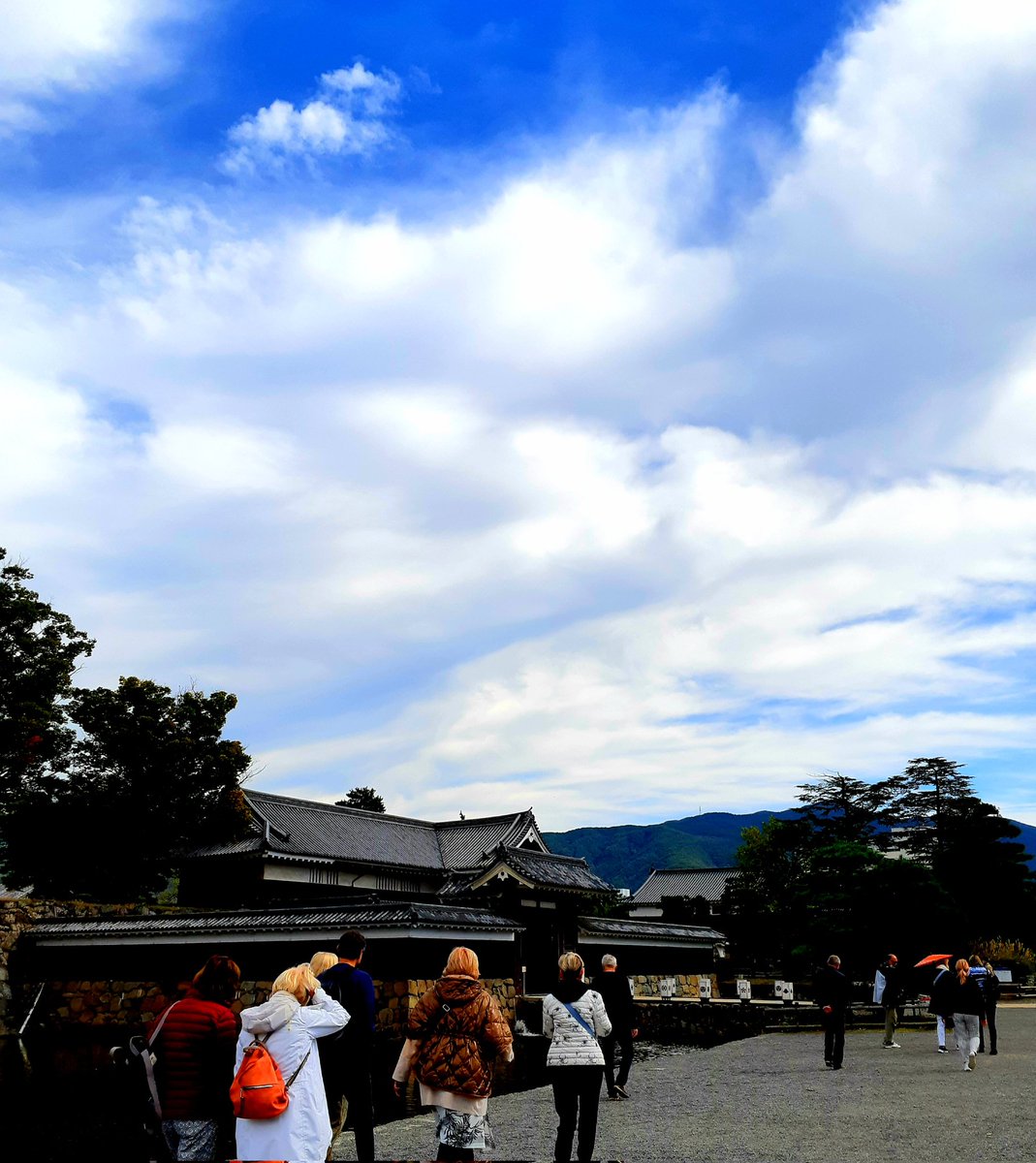 jun7castle's tweet photo. ๅฝๅ
ๅคใฎใๅฎขๆงใงใซใใใใไปใฎ #ๆพๆฌๅใ
#matsumotocastle
#historicalcastle
#beautifulcastle https://t.co/uezqi3hlSP