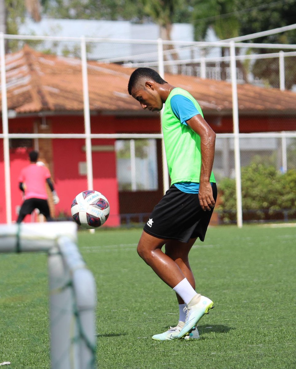 ClubDepEsteFC's tweet photo. ¡Preparados! 💪🔥

📸 De nuestro último entrenamiento previo al partido de mañana 🆚 @alianzafc 

#ElEquipoDelEste #SomosPotros https://t.co/pN3sZodSQo