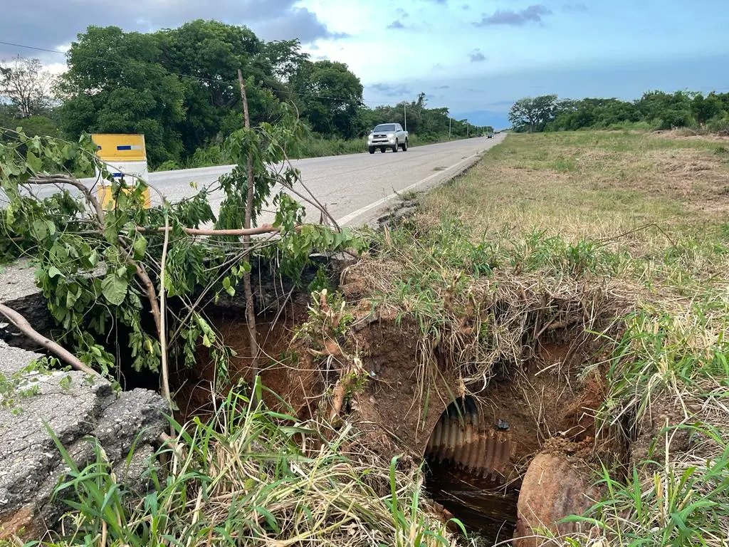 DipHectorVargas's tweet photo. #10DeOct Autopista Lara-Zulia hoy se produjo el hundimiento de la carretera debido a las fuertes lluvias cerca del peaje del mcpio.Santa Rita, troncal 17 sector Monte Pío,restringiendose la movilidad sentido Maracaibo-Cabimas.Reina el abandono del poder central.Tomen previsiones. https://t.co/fFyrPV1HpG
