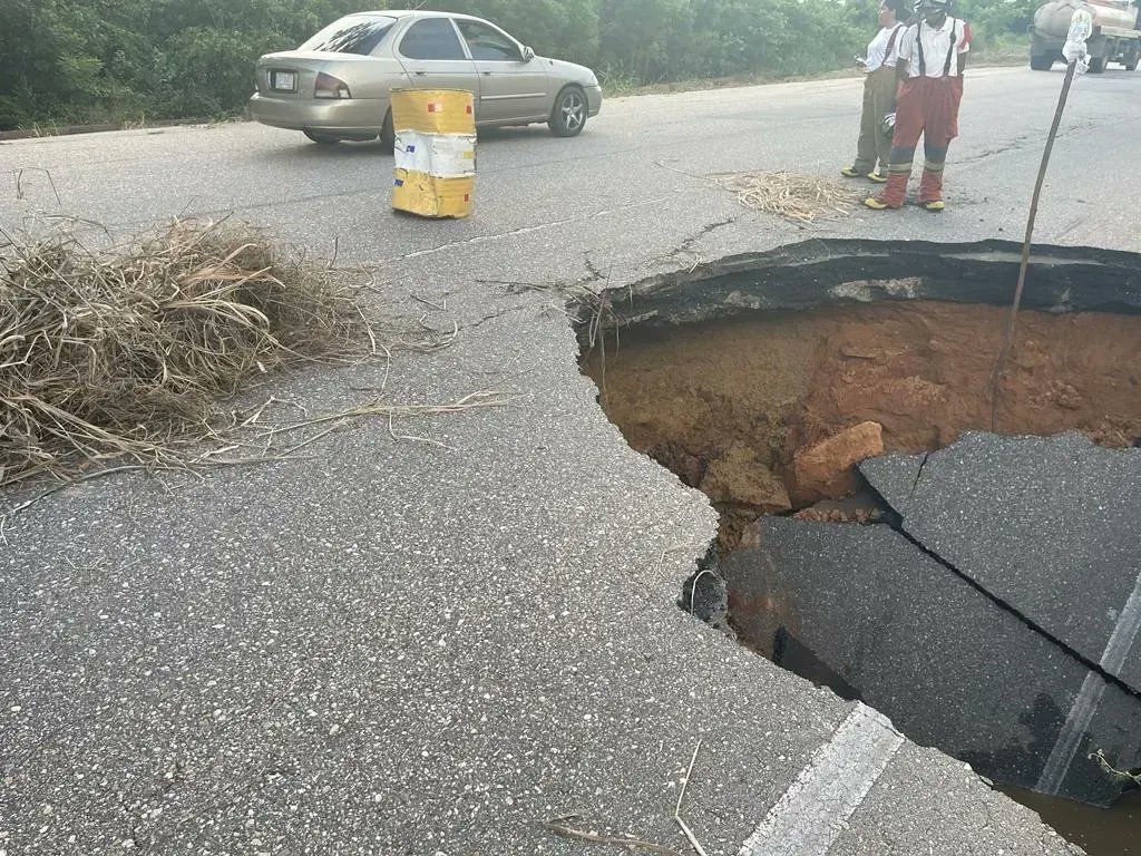 DipHectorVargas's tweet photo. #10DeOct Autopista Lara-Zulia hoy se produjo el hundimiento de la carretera debido a las fuertes lluvias cerca del peaje del mcpio.Santa Rita, troncal 17 sector Monte Pío,restringiendose la movilidad sentido Maracaibo-Cabimas.Reina el abandono del poder central.Tomen previsiones. https://t.co/fFyrPV1HpG