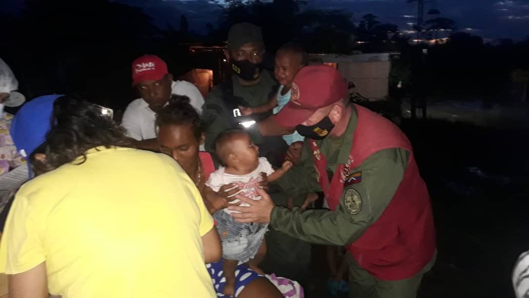 Redi_andes's tweet photo. RT || GJ @vladimirpadrino El Presidente y CJ @NicolasMaduro se ha colocado a la cabeza de esta gran operación para atender al pueblo de Las Tejerías en medio de esta tragedia. Como siempre, no habrá espacio donde no llegue la mano solidaria de los soldados de la #FANB. https://t.co/mpnLPXqTOw
