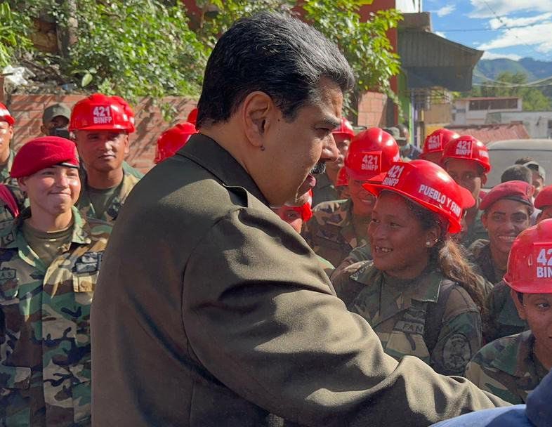 Redi_andes's tweet photo. RT || GJ @vladimirpadrino El Presidente y CJ @NicolasMaduro se ha colocado a la cabeza de esta gran operación para atender al pueblo de Las Tejerías en medio de esta tragedia. Como siempre, no habrá espacio donde no llegue la mano solidaria de los soldados de la #FANB. https://t.co/mpnLPXqTOw
