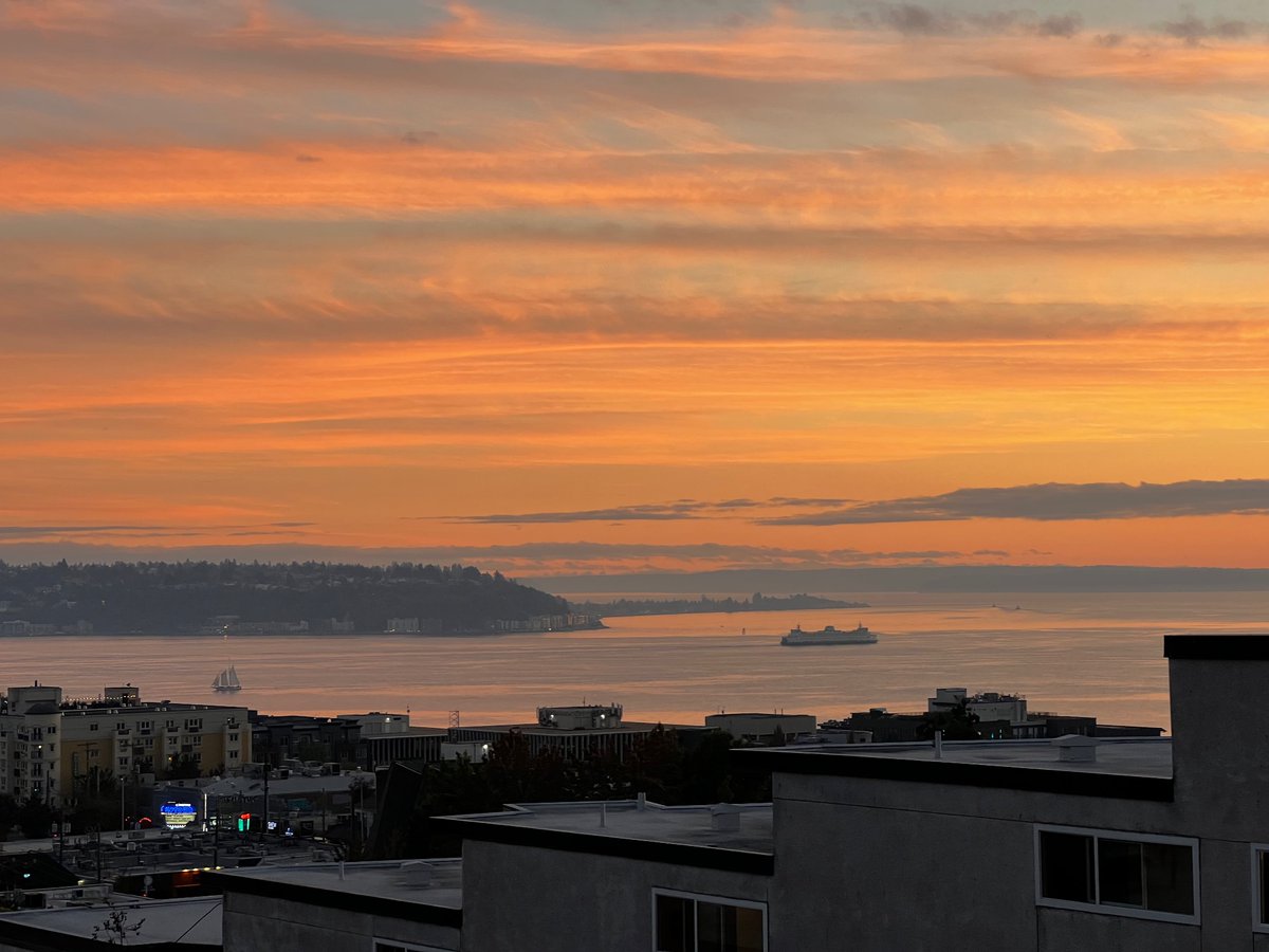polkiewicz's tweet photo. Loving this October weather @KSeattleWeather https://t.co/FMS8eJXdBg