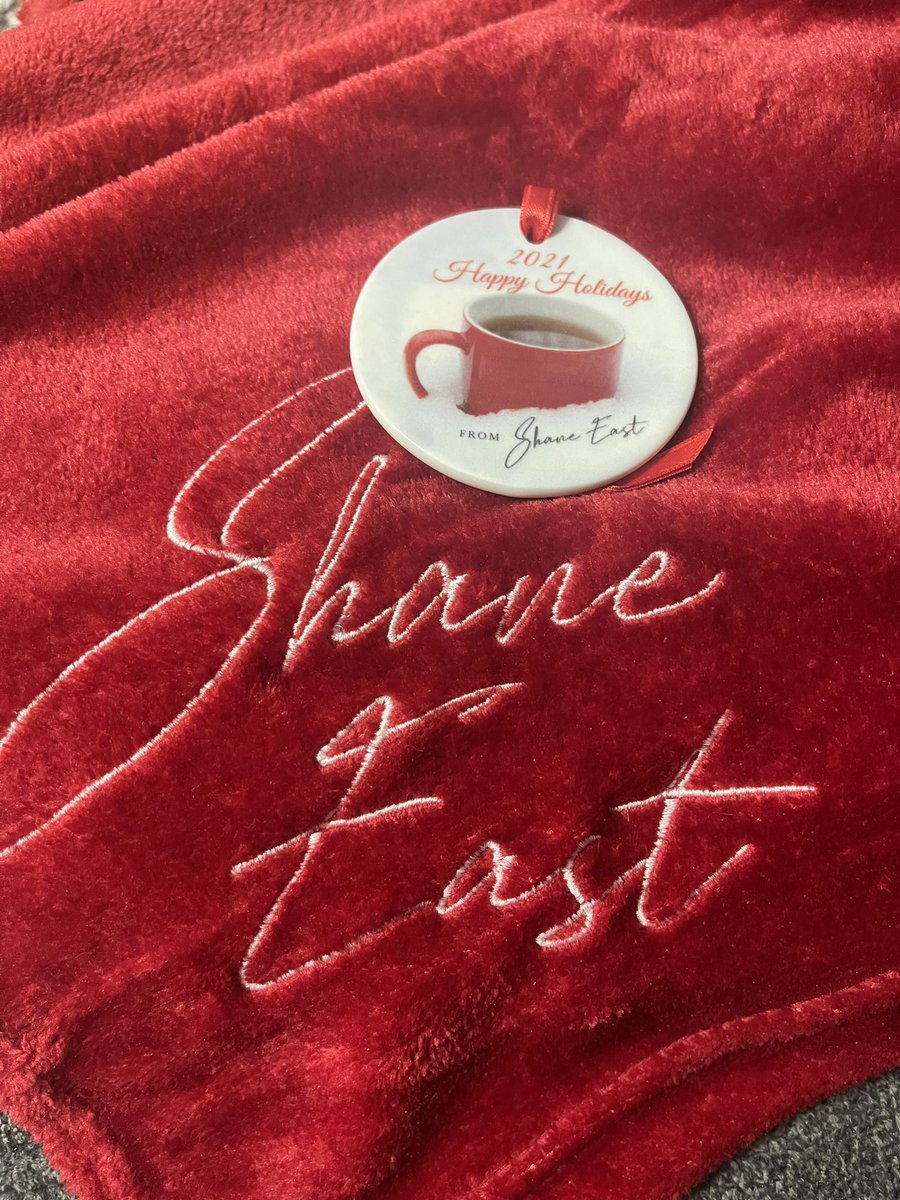 kebrown804's tweet photo. This soft blanket came just in time to take care of me after my surgery… and I decided to shop early for my tree since I joined the #redmugclub in 2021 it was only fitting to celebrate it!#Shaneiak thanks @ShaneEastReads  @addicted2voice https://t.co/oTIesBc6az