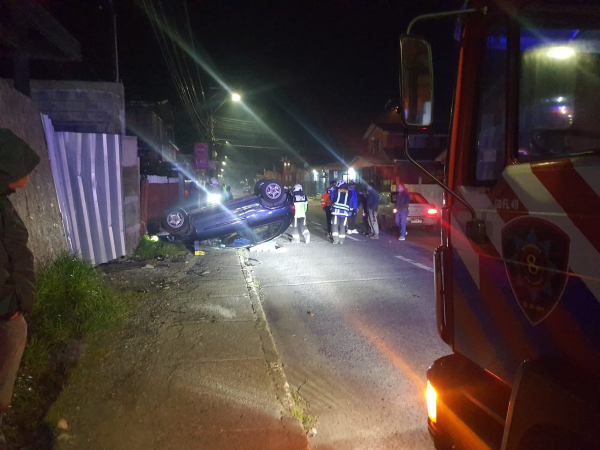 OctavaCBPM's tweet image. Hace instantes trabajamos con nuestro carro de Rescate R-8 en volcamiento de vehículo menor en población Padre José Fernandez, calle San Antonio esquina Los Tenios. 

#PuertoMontt 🚒