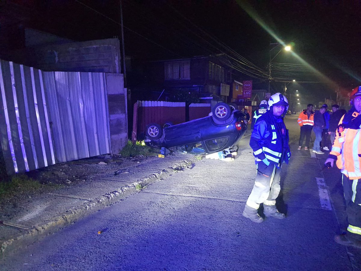 OctavaCBPM's tweet image. Hace instantes trabajamos con nuestro carro de Rescate R-8 en volcamiento de vehículo menor en población Padre José Fernandez, calle San Antonio esquina Los Tenios. 

#PuertoMontt 🚒
