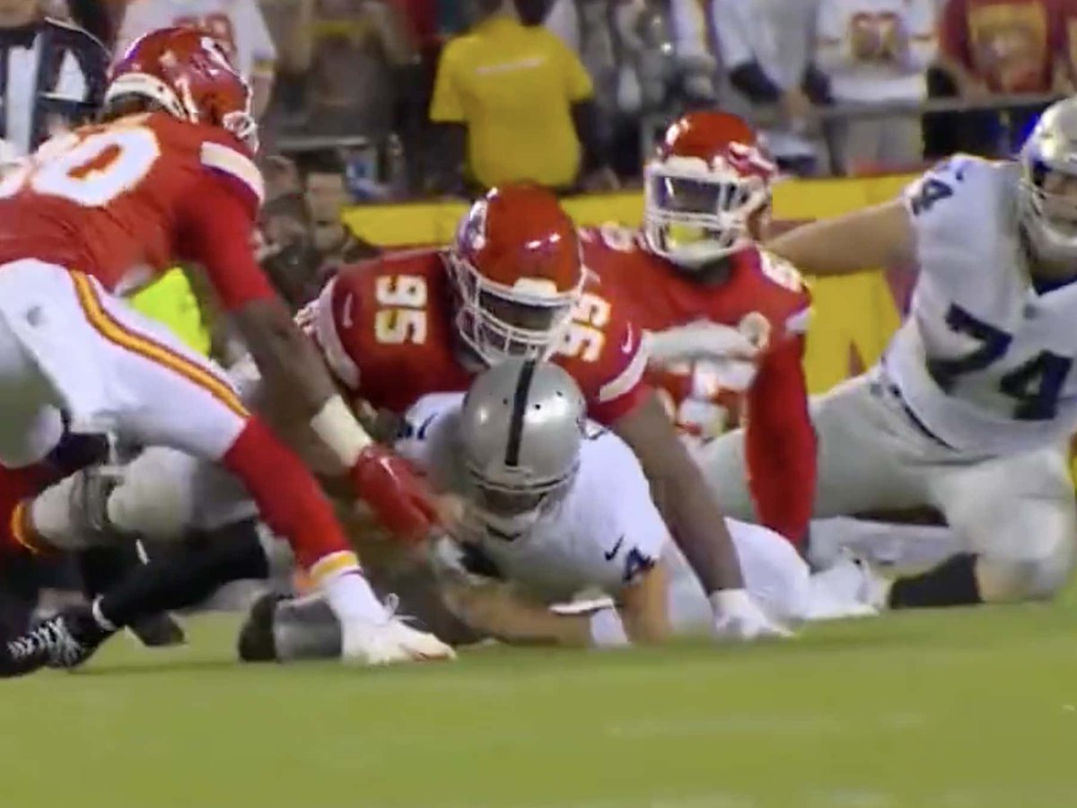 VIDEO: Chris Jones Called For EGREGIOUS Roughing The Passer Penalty On Derek Carr As NFL Refs Continue To Show They Don't Know What They're Doing barstoolsports.com/blog/3438075/v…